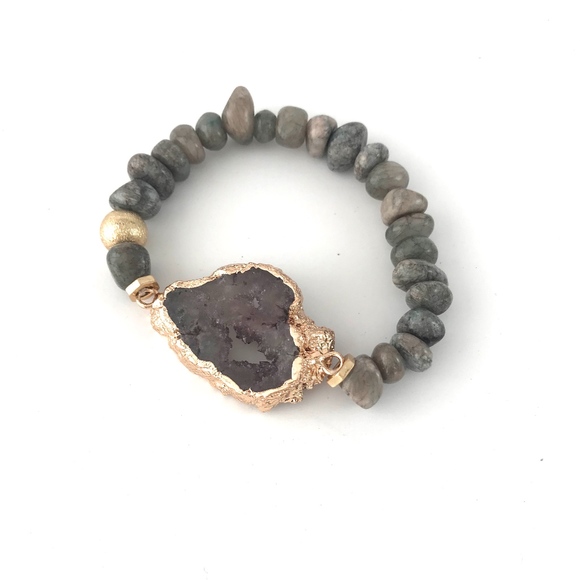 Beaded Bracelet with Quartz Statement Stone - Picture 2 of 6